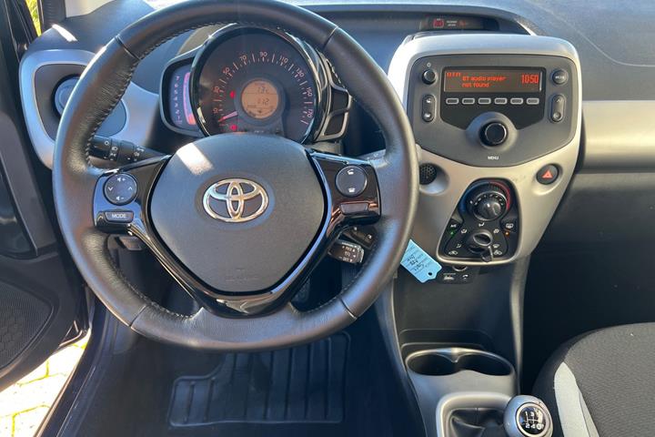 Grå Toyota Aygo fra 2015