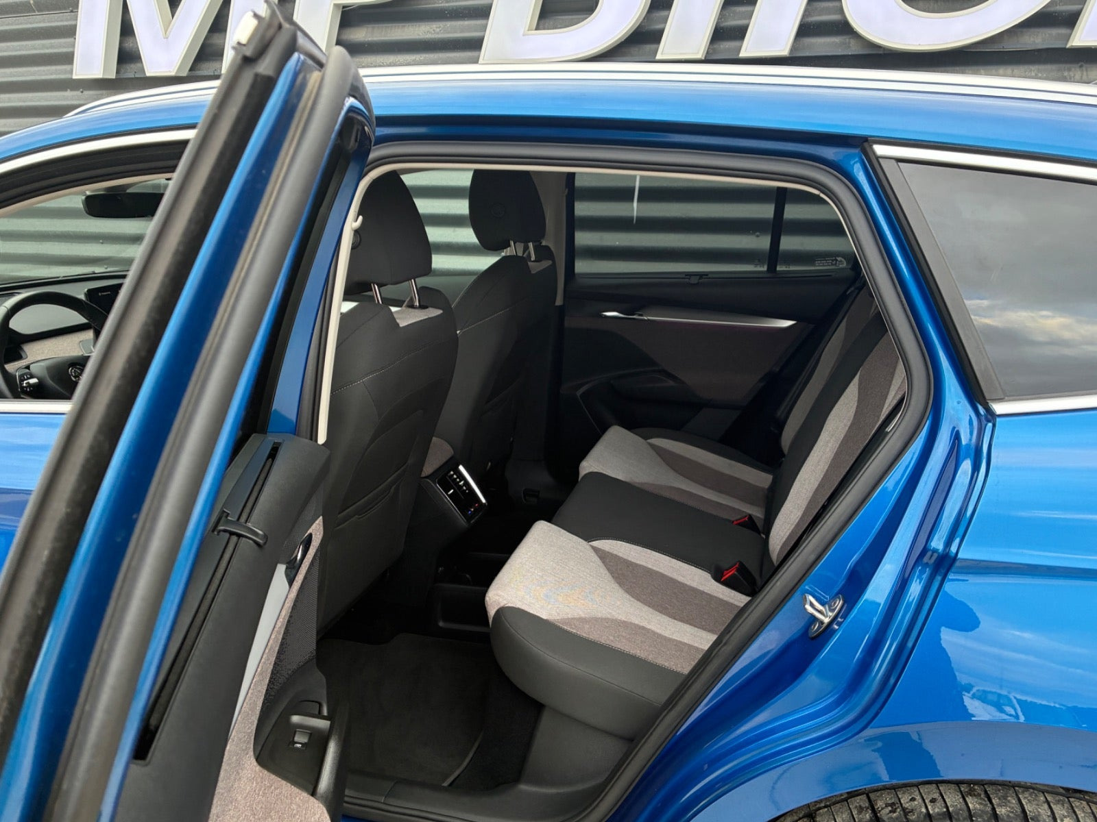 Blå Skoda Enyaq fra 2024