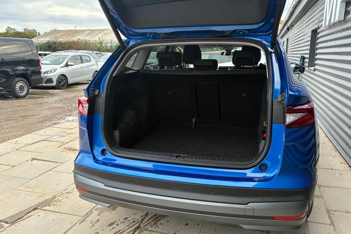 Blå Skoda Enyaq fra 2024