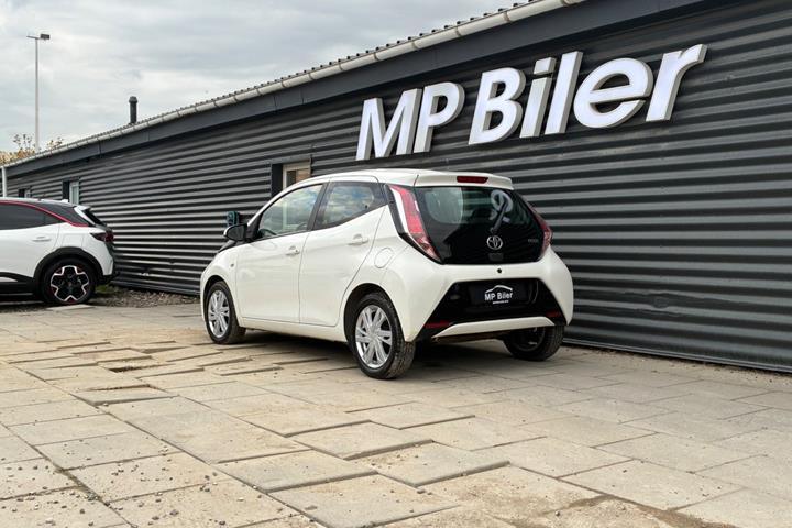 Hvid Toyota Aygo fra 2016