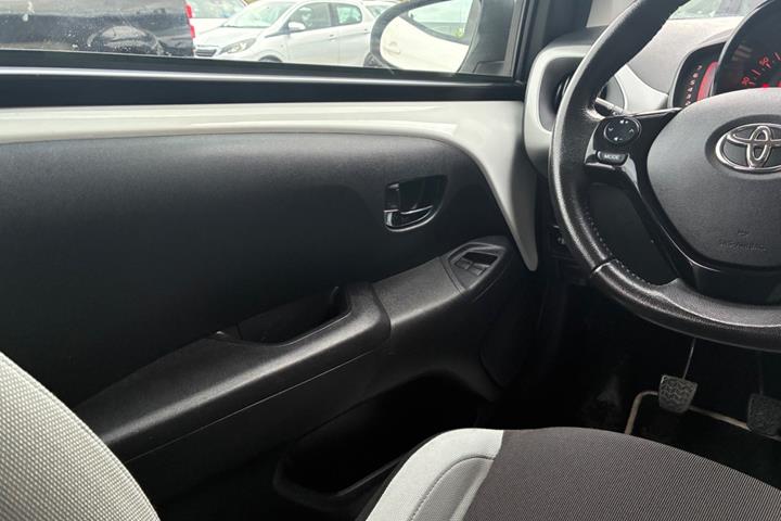 Hvid Toyota Aygo fra 2016