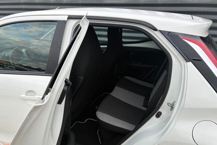 Hvid Toyota Aygo fra 2016