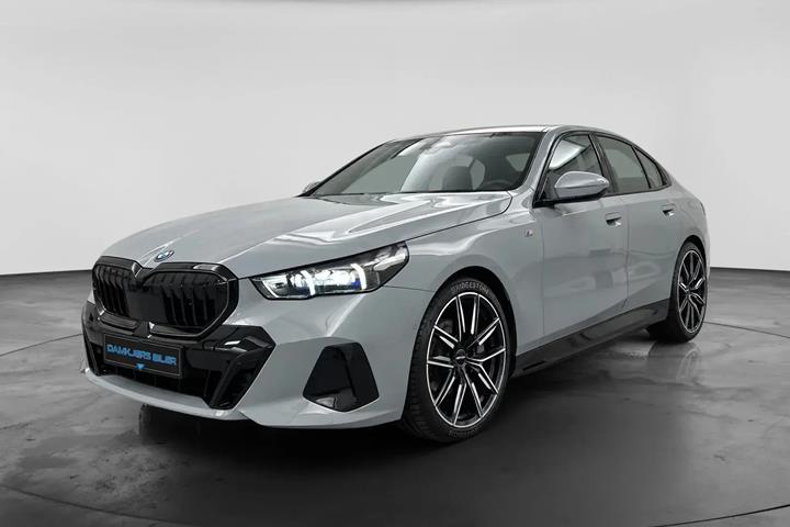 Grå BMW i5 fra 2024 set udefra