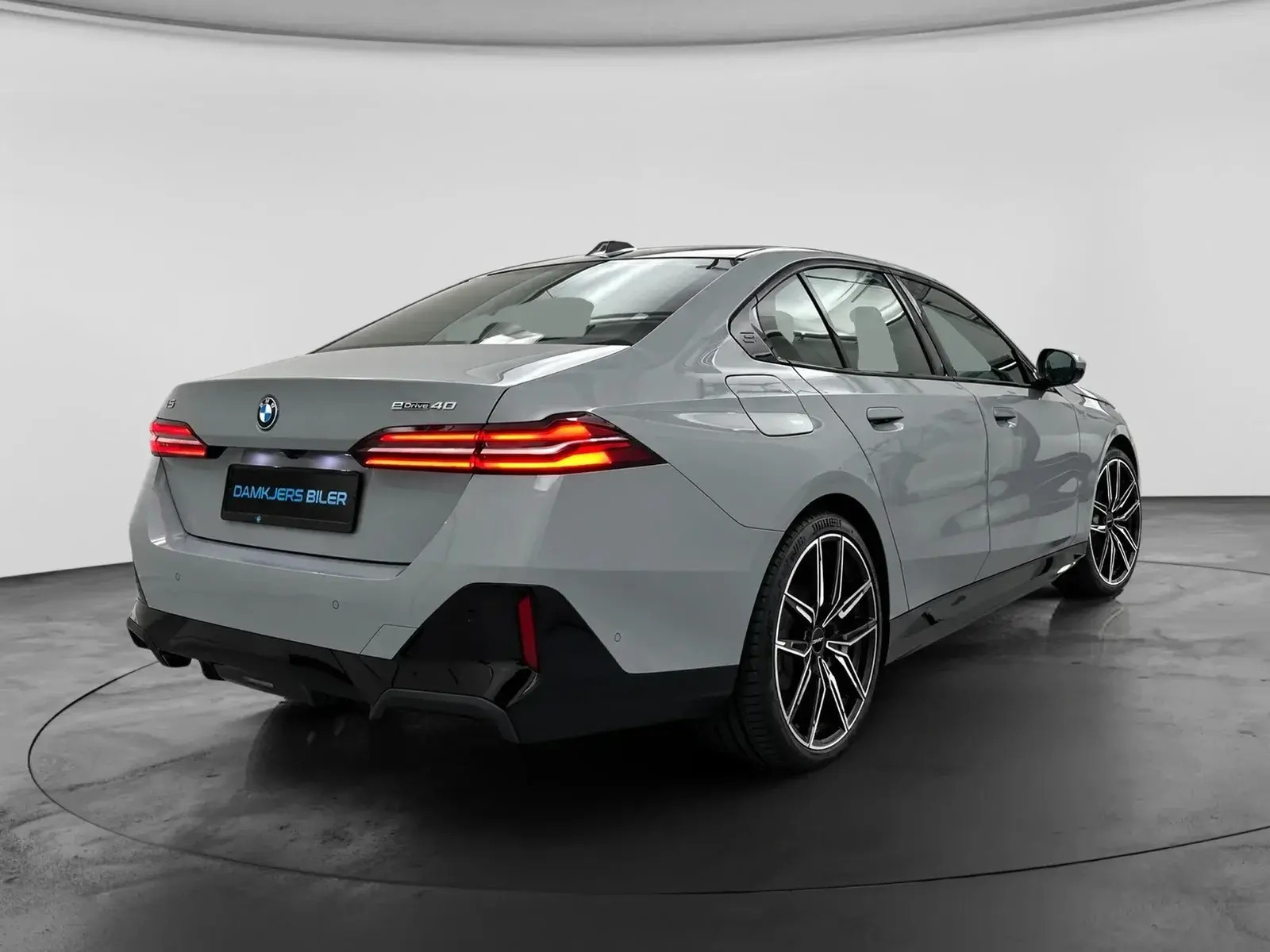 Grå BMW i5 fra 2024