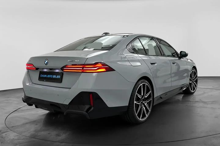 Grå BMW i5 fra 2024