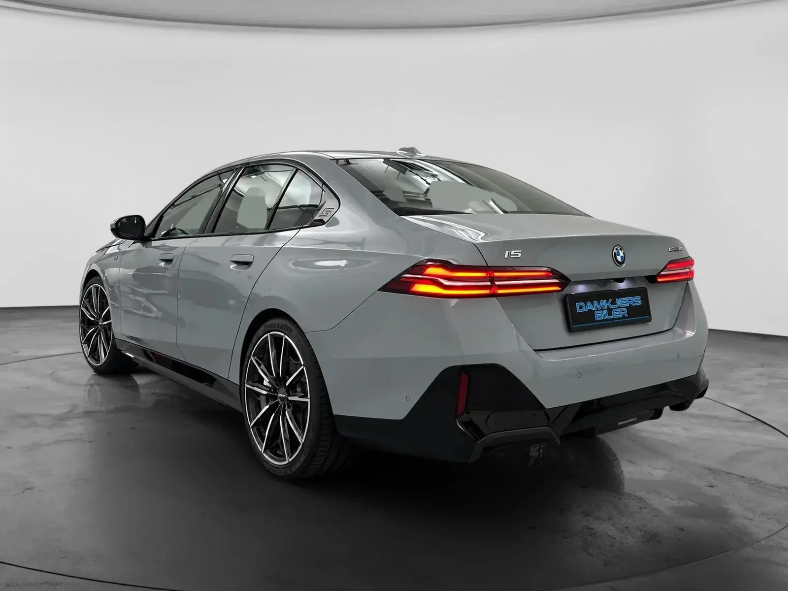 Grå BMW i5 fra 2024
