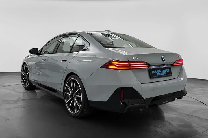 Grå BMW i5 fra 2024