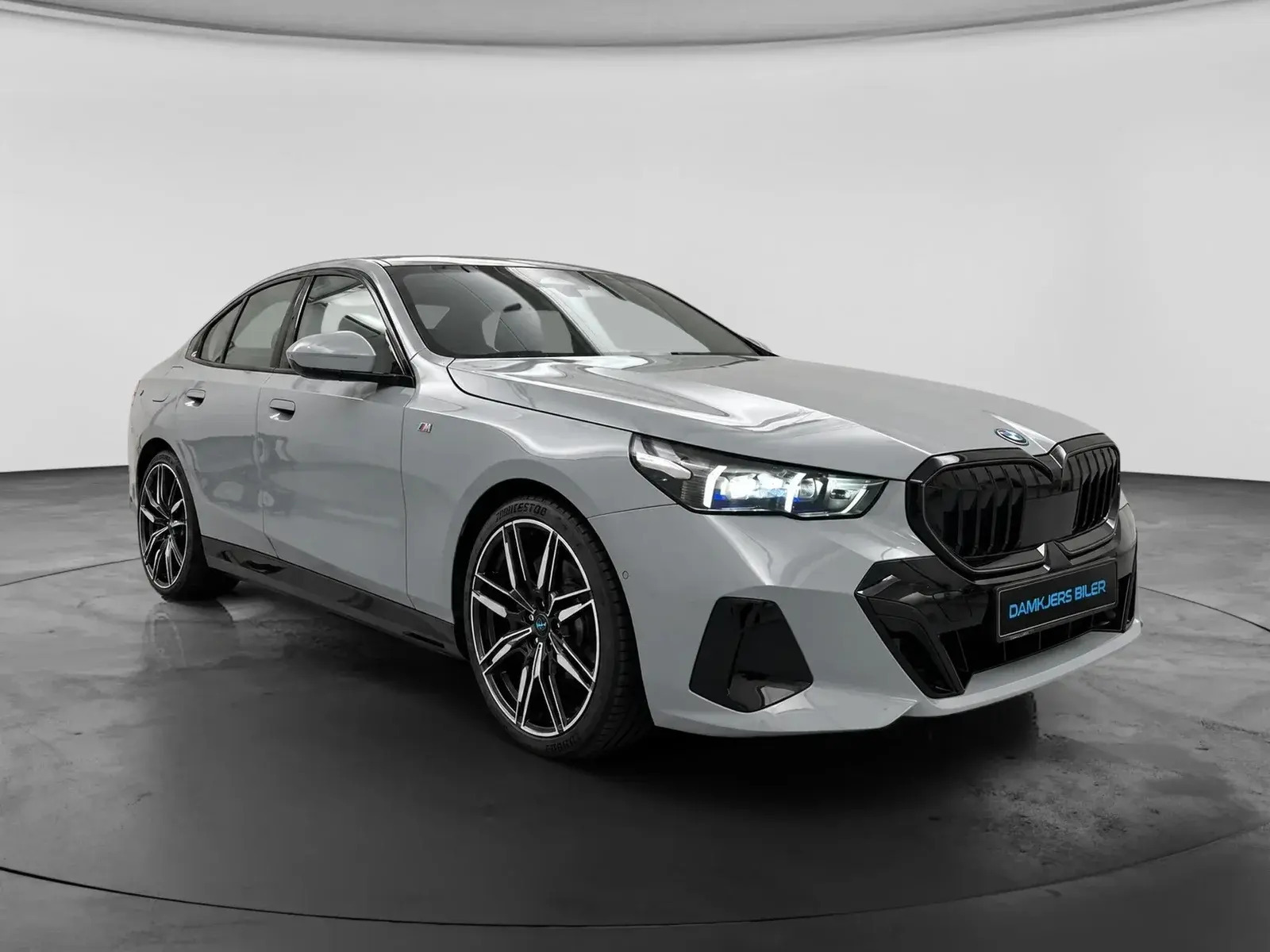 Grå BMW i5 fra 2024