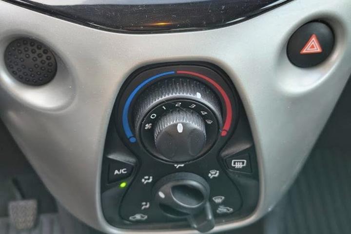 Hvid Toyota Aygo fra 2014