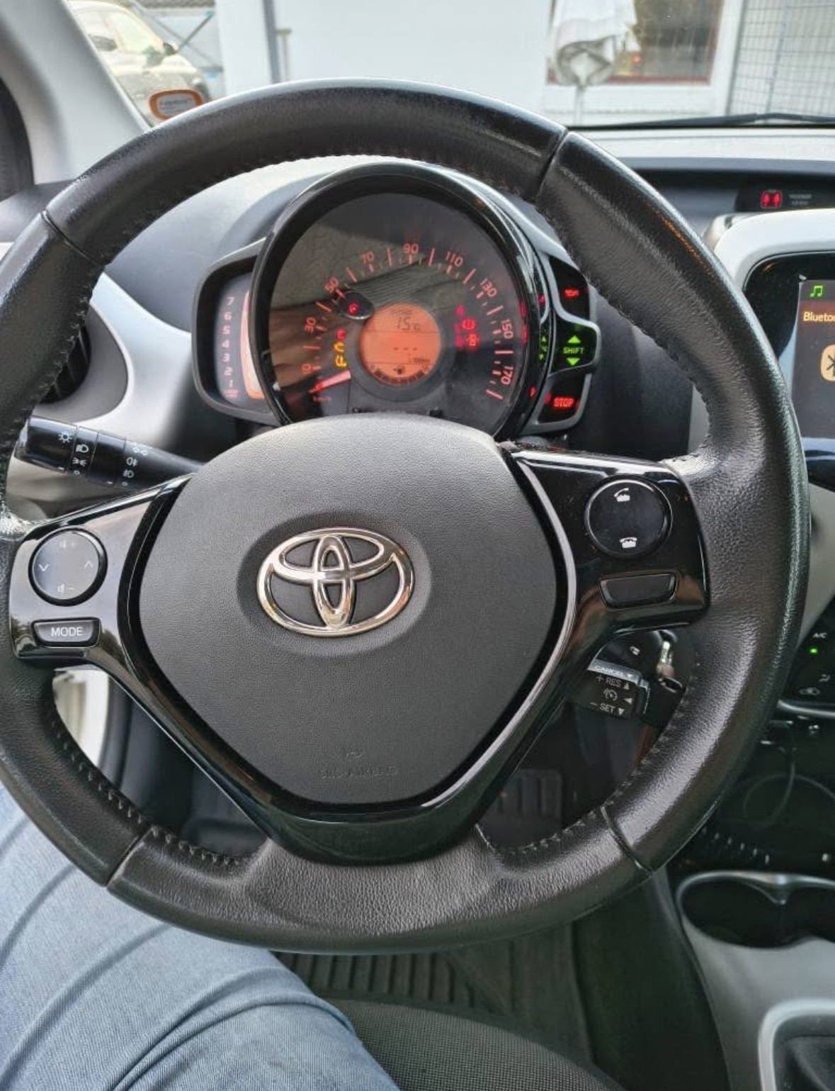 Hvid Toyota Aygo fra 2014