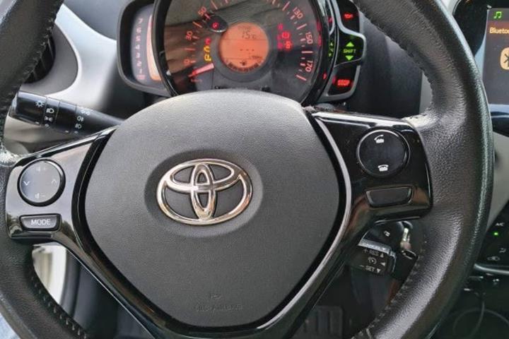 Hvid Toyota Aygo fra 2014