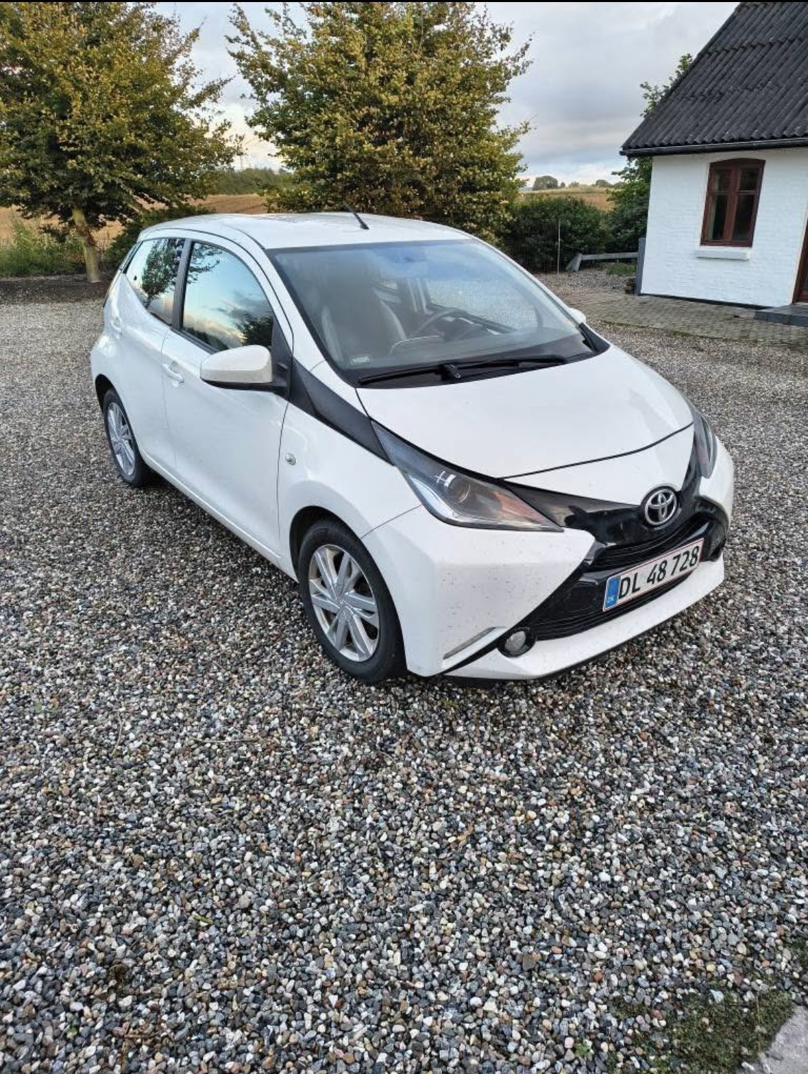 Hvid Toyota Aygo fra 2014
