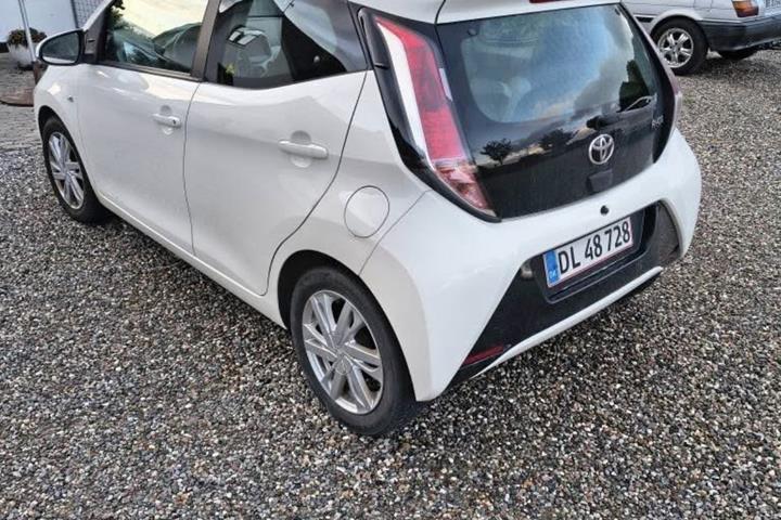 Hvid Toyota Aygo fra 2014