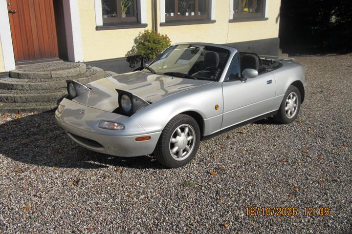 Sølv Mazda MX-5 fra 1990