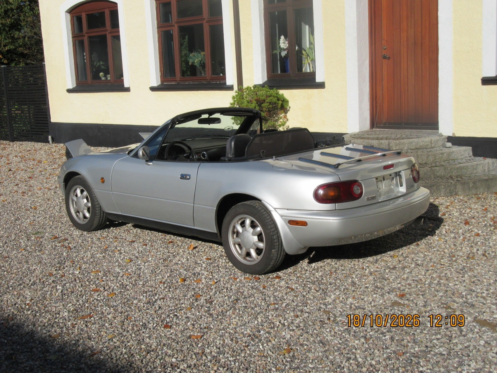 Sølv Mazda MX-5 fra 1990