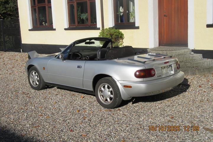 Sølv Mazda MX-5 fra 1990