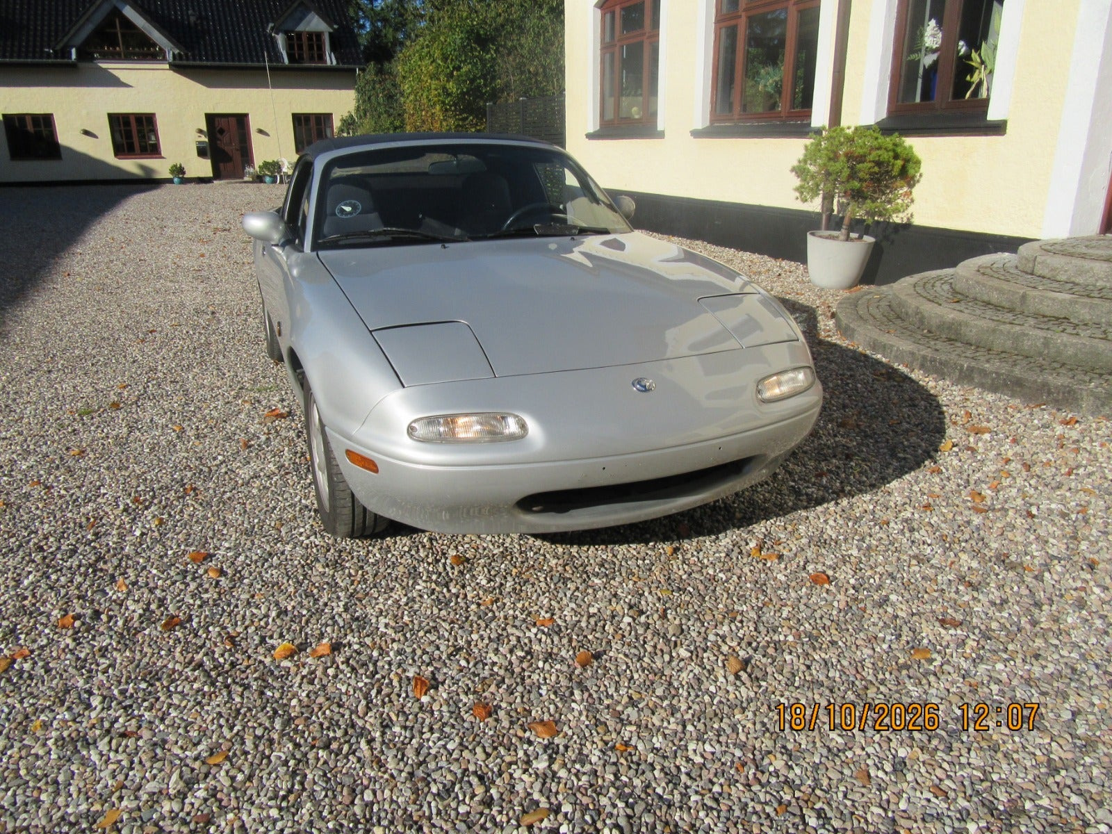 Sølv Mazda MX-5 fra 1990