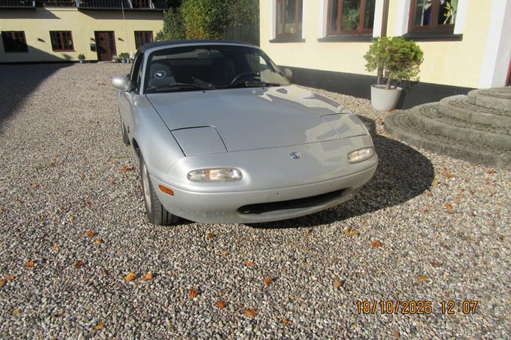 Sølv Mazda MX-5 fra 1990