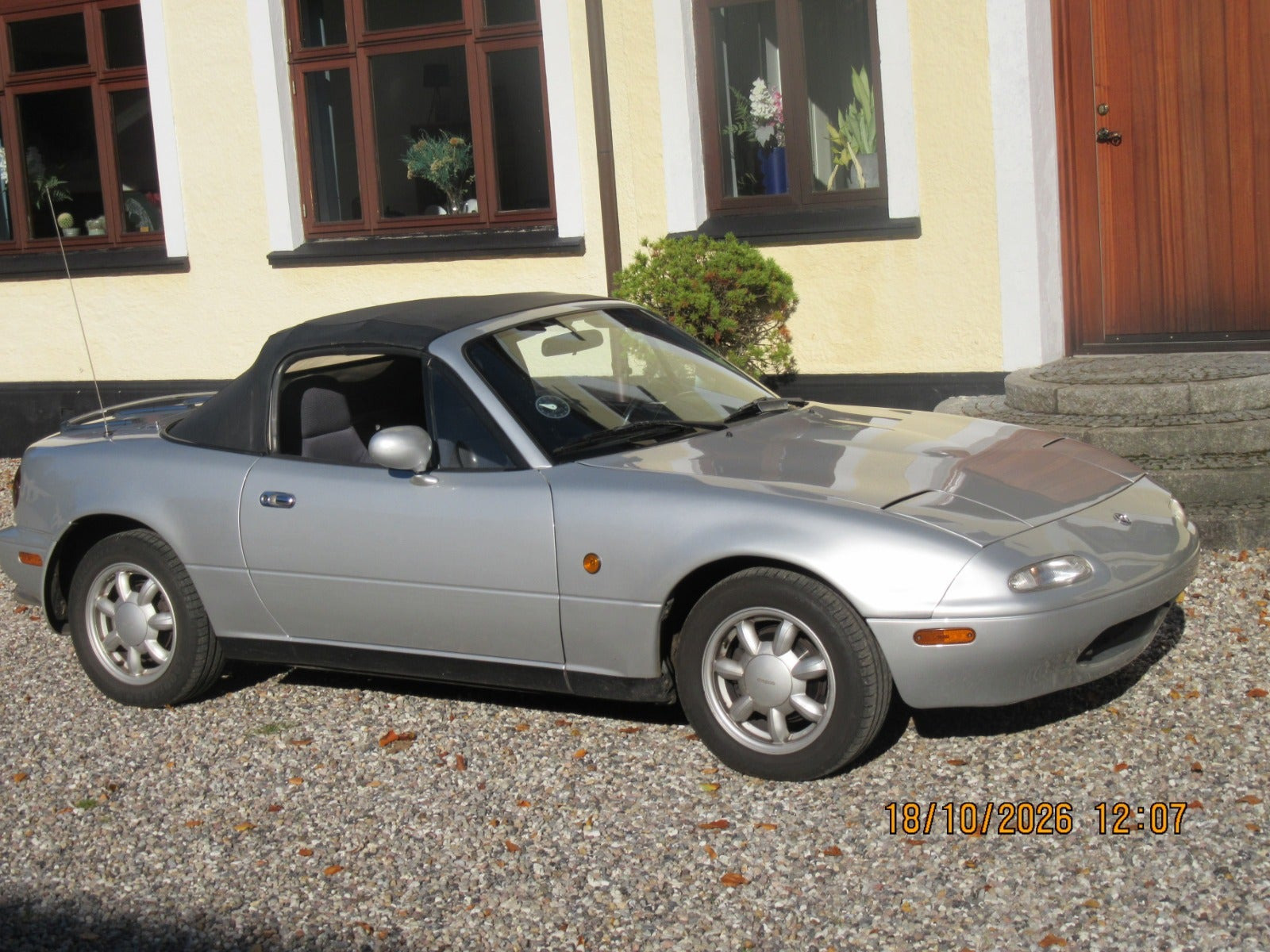 Sølv Mazda MX-5 fra 1990