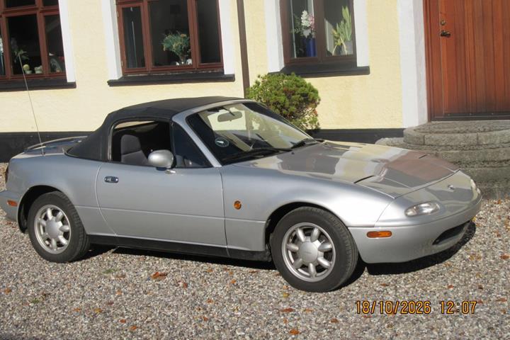 Sølv Mazda MX-5 fra 1990