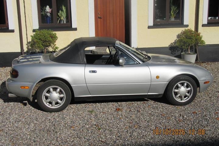 Sølv Mazda MX-5 fra 1990