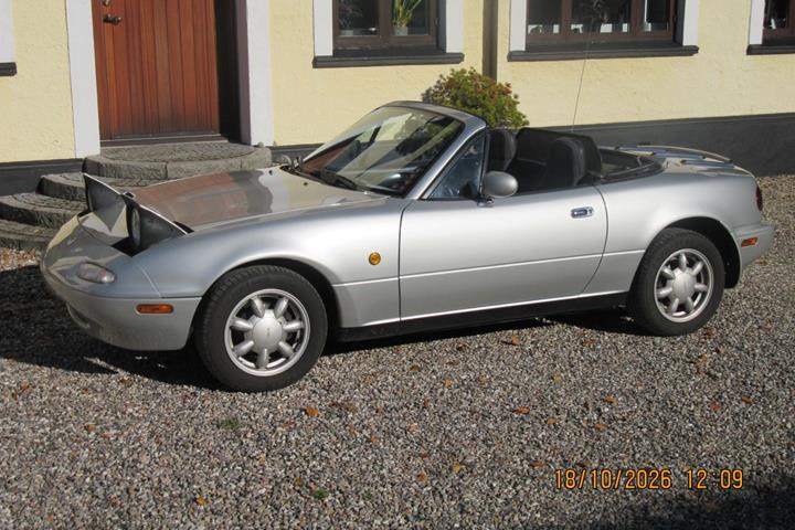Sølv Mazda MX-5 fra 1990