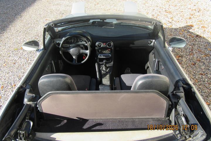 Sølv Mazda MX-5 fra 1990