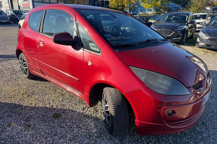 Rød Mitsubishi Colt fra 2008