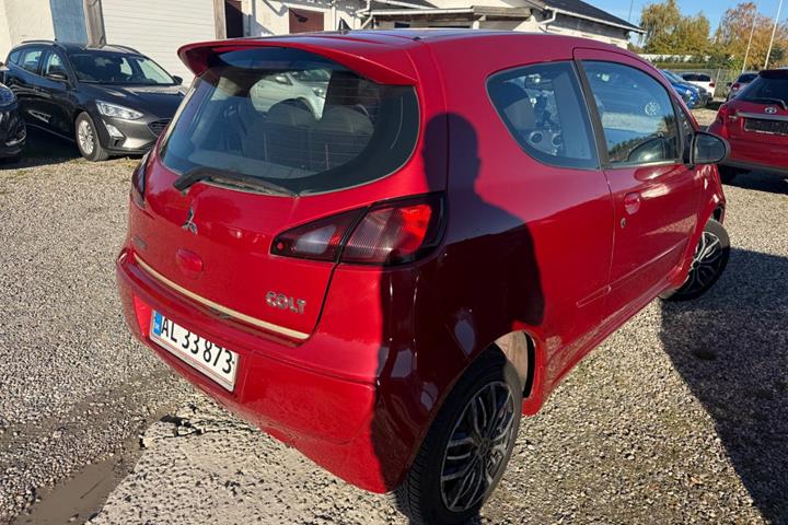 Rød Mitsubishi Colt fra 2008