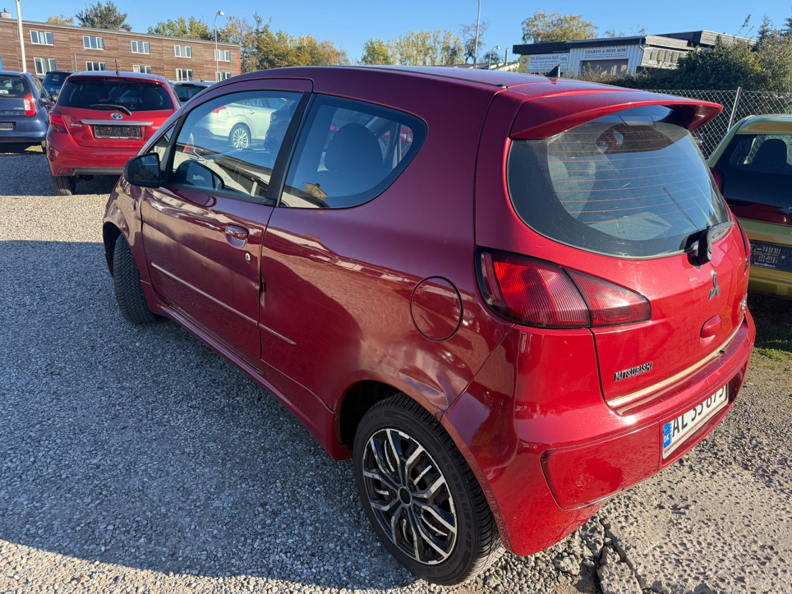 Rød Mitsubishi Colt fra 2008