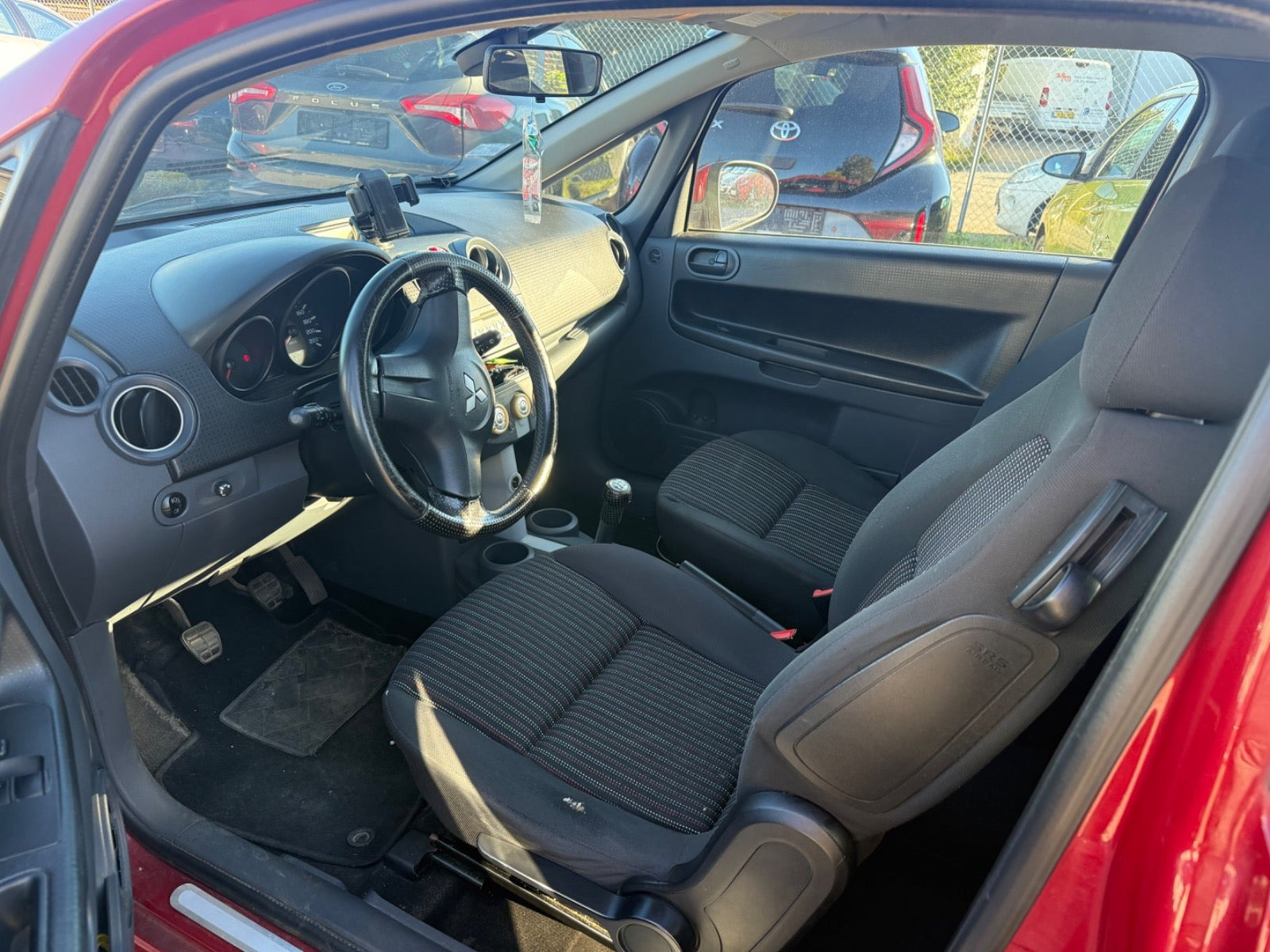 Rød Mitsubishi Colt fra 2008