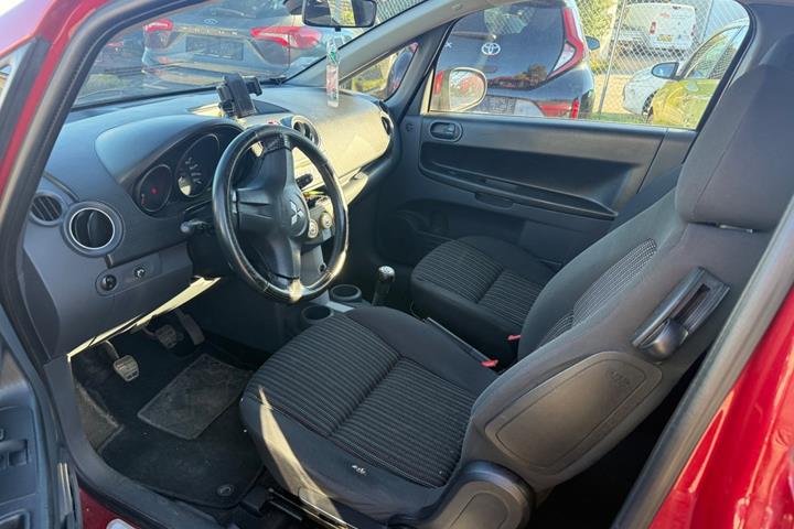 Rød Mitsubishi Colt fra 2008