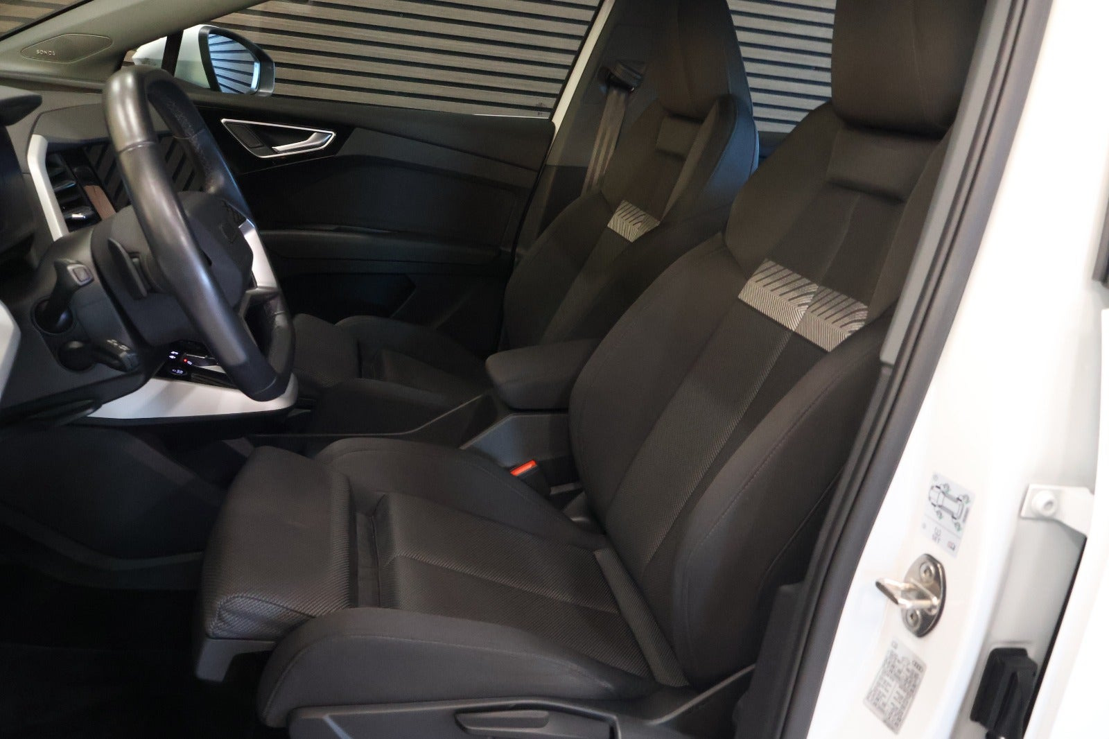 Hvid Audi Q4 e-tron fra 2023