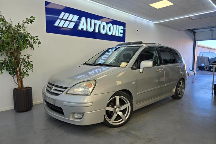 Sølv Suzuki Liana fra 2005 set udefra