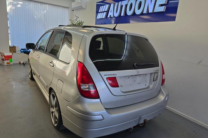Sølv Suzuki Liana fra 2005