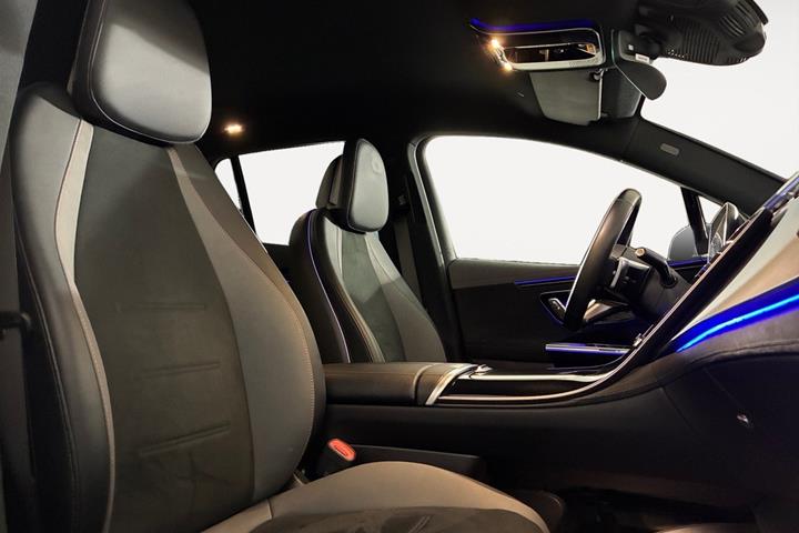 Sort Mercedes EQE350 SUV fra 2024