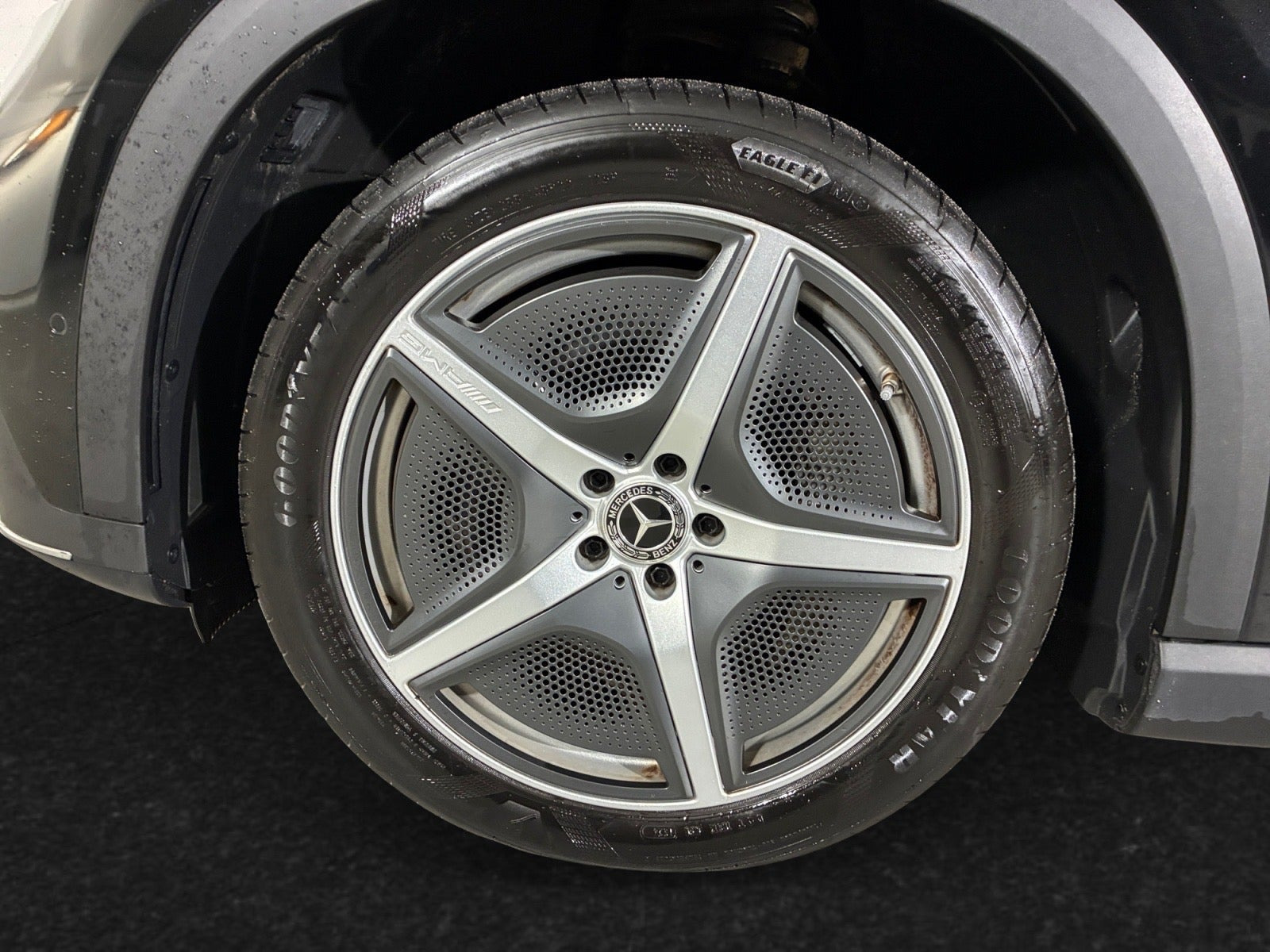 Sort Mercedes EQE350 SUV fra 2024