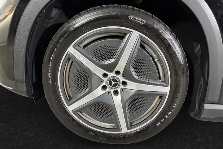 Sort Mercedes EQE350 SUV fra 2024