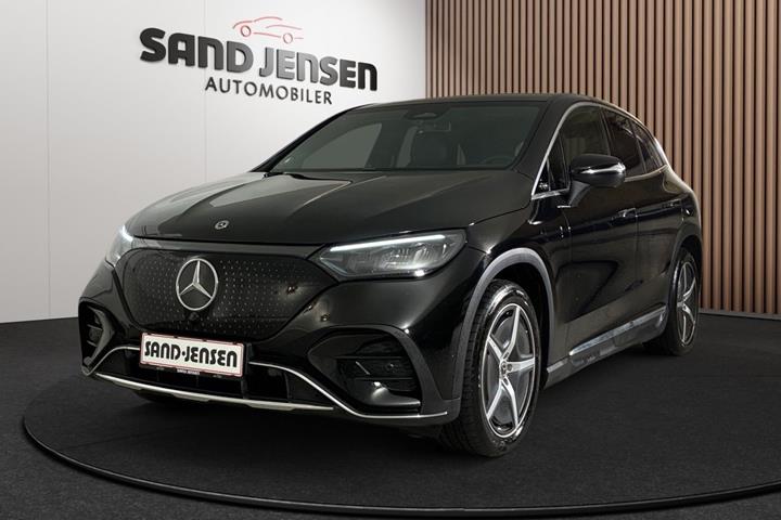 Sort Mercedes EQE350 SUV fra 2024 set udefra