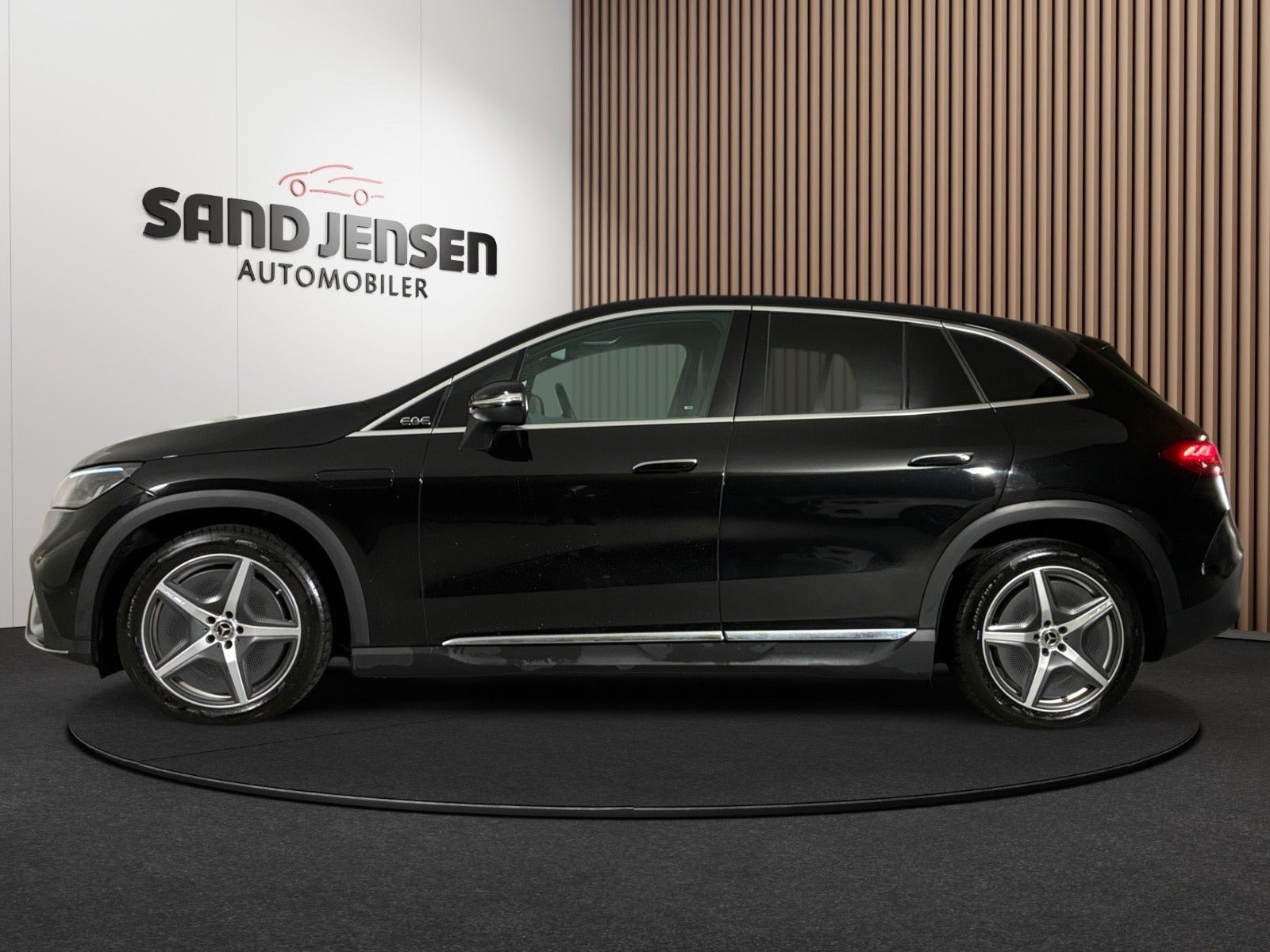 Sort Mercedes EQE350 SUV fra 2024