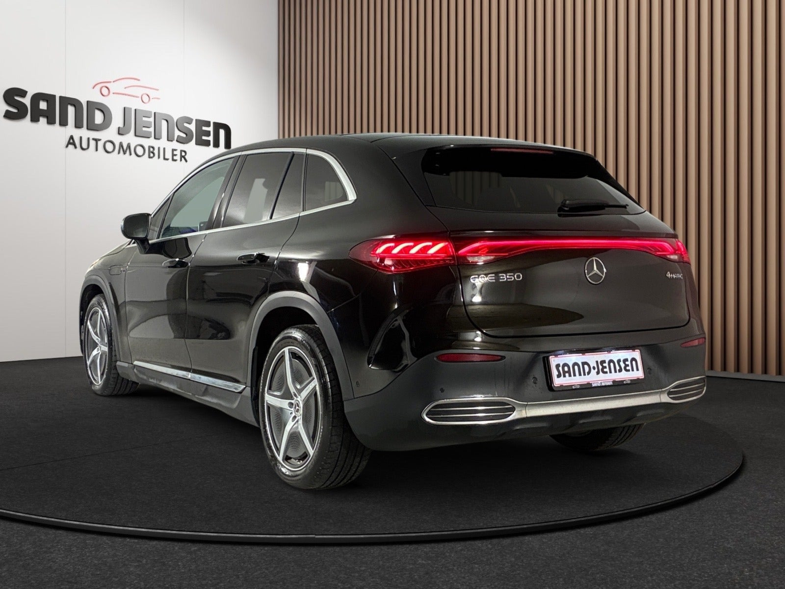 Sort Mercedes EQE350 SUV fra 2024