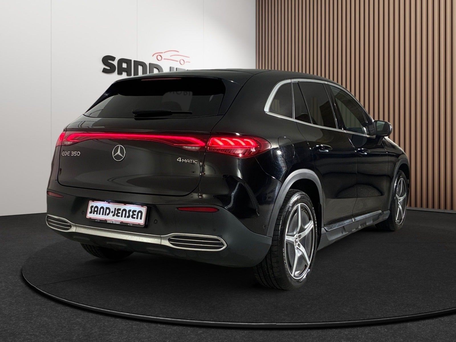 Sort Mercedes EQE350 SUV fra 2024