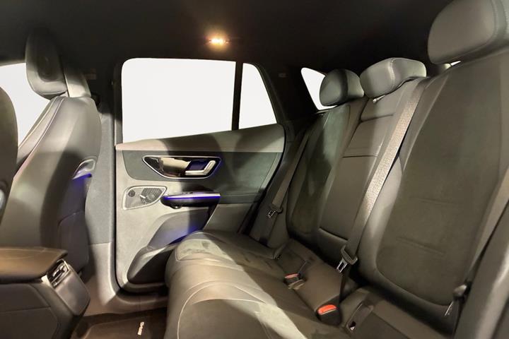 Sort Mercedes EQE350 SUV fra 2024