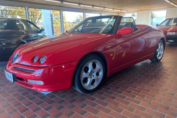 Rød Alfa Romeo Spider fra 1995