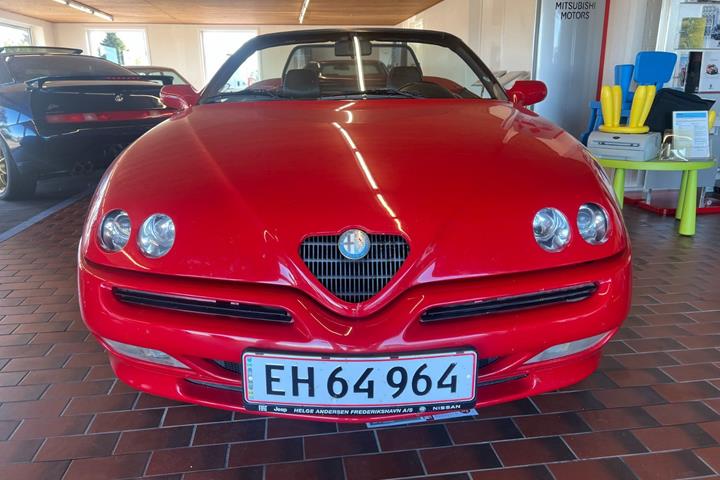 Rød Alfa Romeo Spider fra 1995