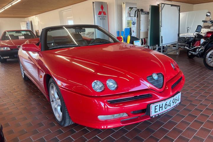 Rød Alfa Romeo Spider fra 1995