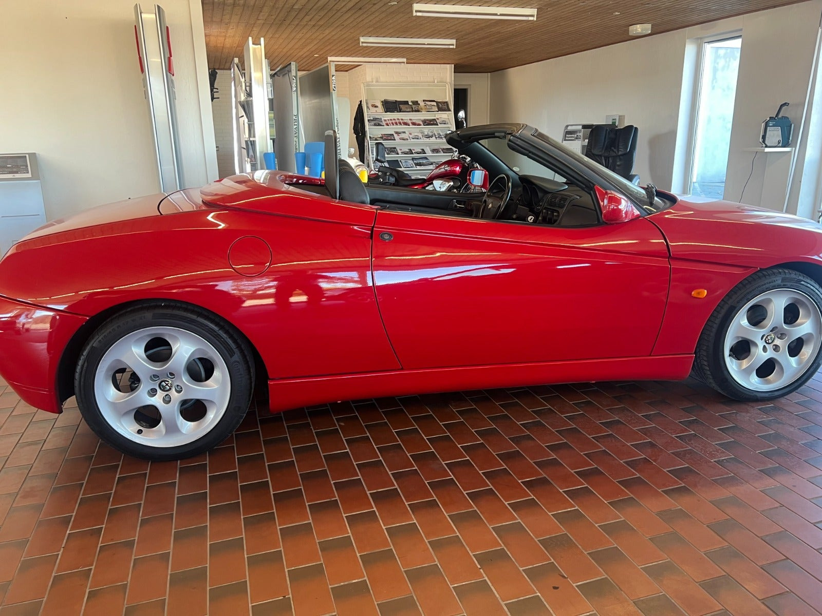 Rød Alfa Romeo Spider fra 1995