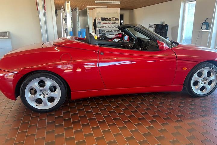 Rød Alfa Romeo Spider fra 1995