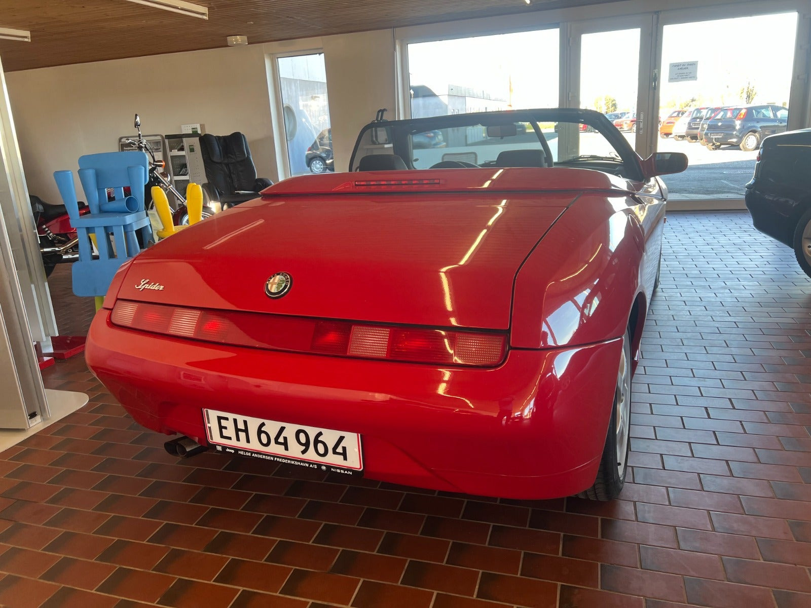 Rød Alfa Romeo Spider fra 1995