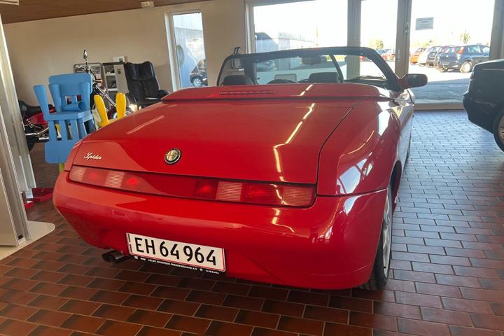 Rød Alfa Romeo Spider fra 1995